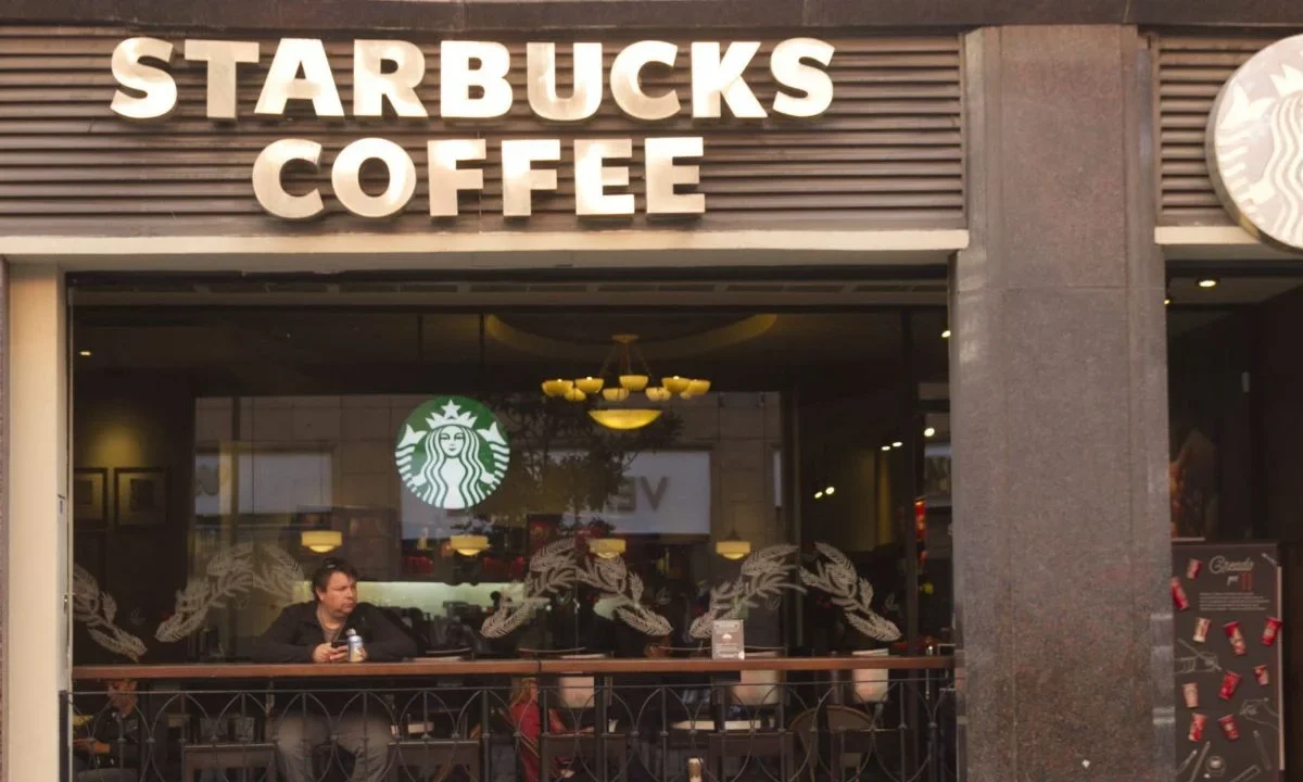 Starbucks impulsa consumo navideño sostenible y local con el Día del Vaso Rojo