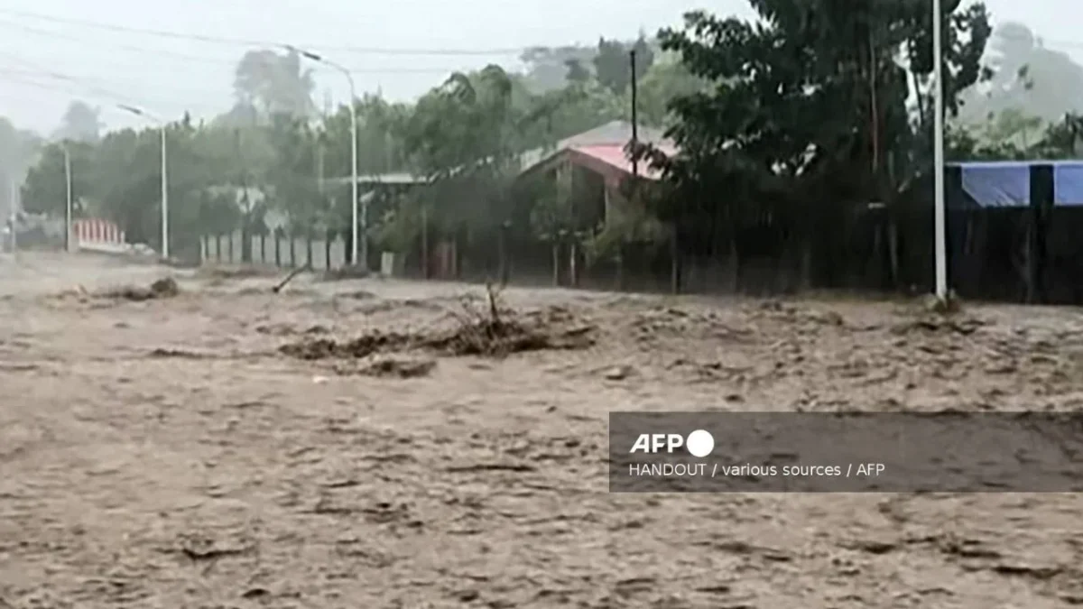 Supertifón Fung-Wong toca tierra Filipinas, más de un millón de desplazados