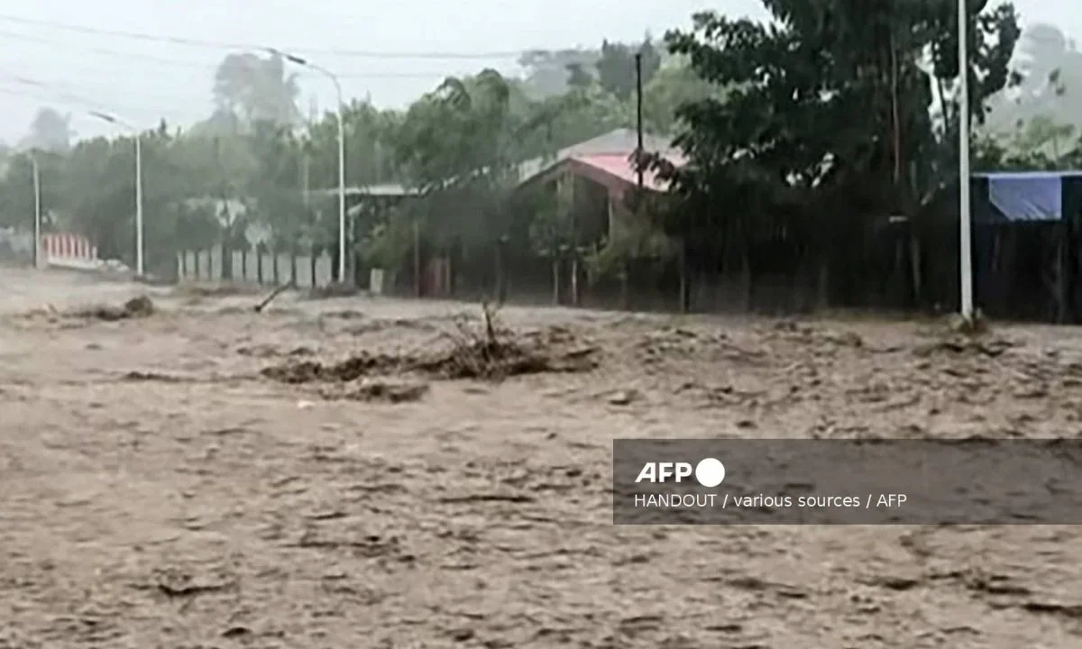 Supertifón Fung-Wong toca tierra Filipinas, más de un millón de desplazados