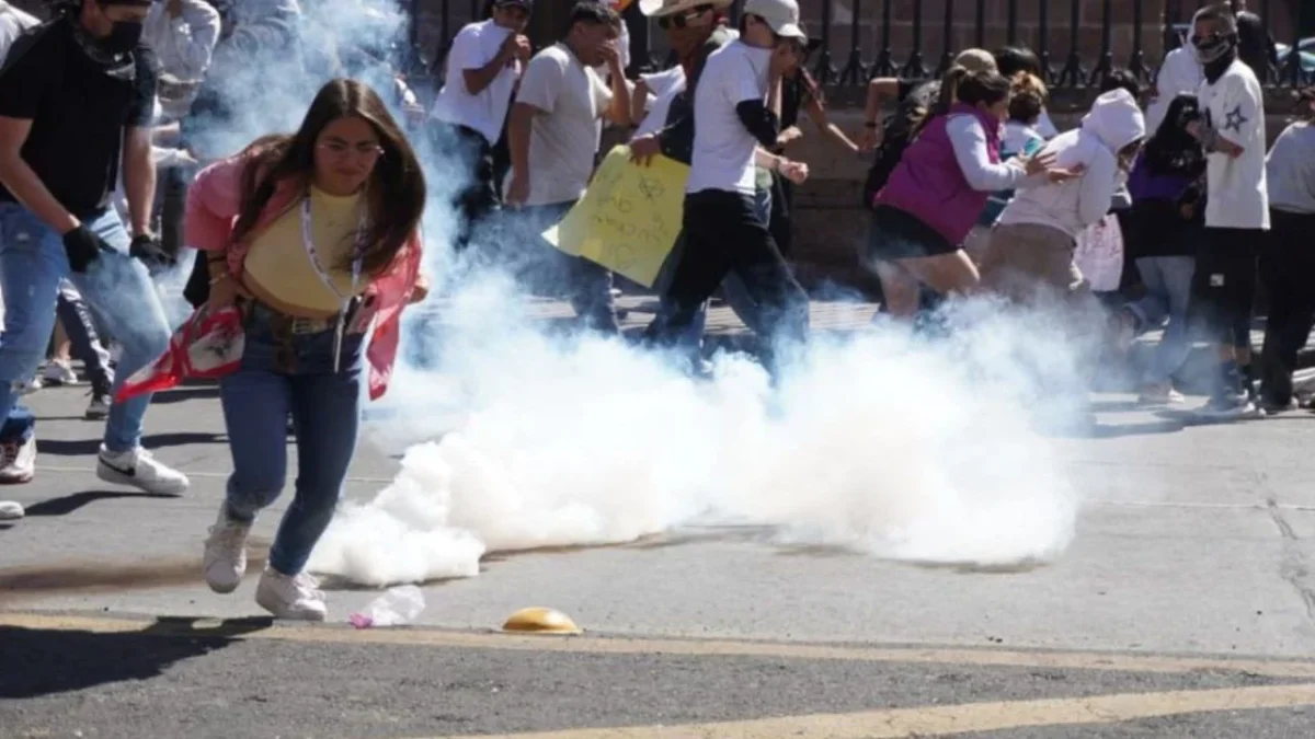 Tensión en Morelia, nuevamente reprimen a jóvenes manifestantes por crimen de Manzo