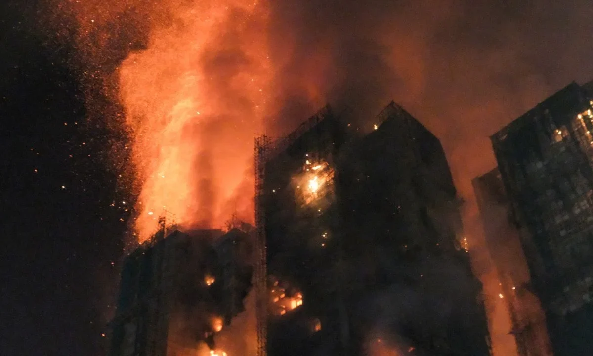 Ya son 44 los muertos por incendio en complejo residencial de Hong Kong