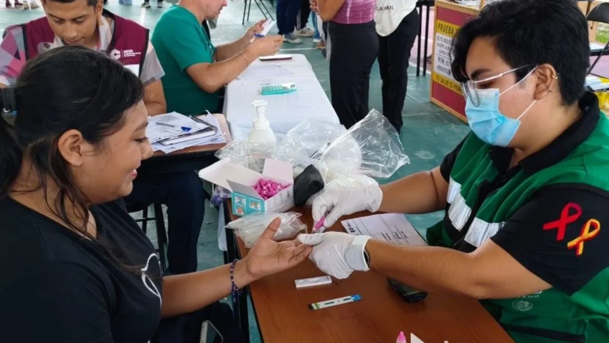 Jóvenes recorrieron módulos para medir peso y talla, se realizaron pruebas rápidas y recibieron orientación sobre servicios de salud mental.