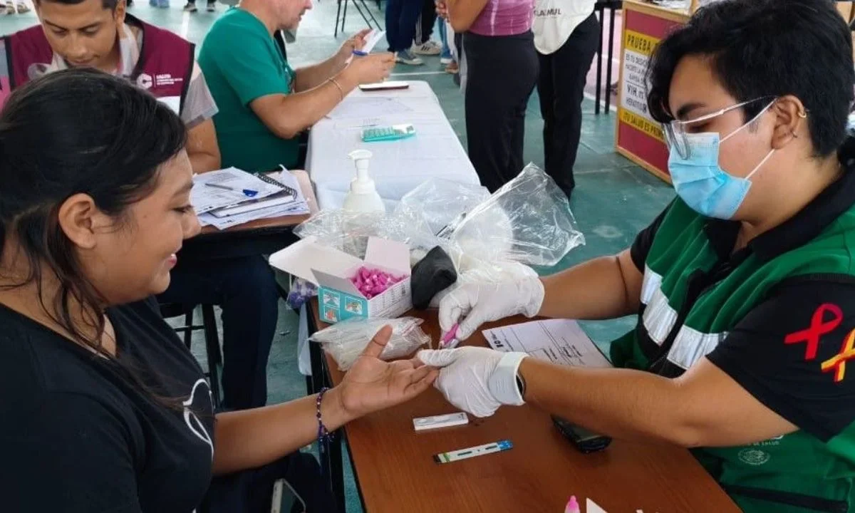 Jóvenes recorrieron módulos para medir peso y talla, se realizaron pruebas rápidas y recibieron orientación sobre servicios de salud mental.