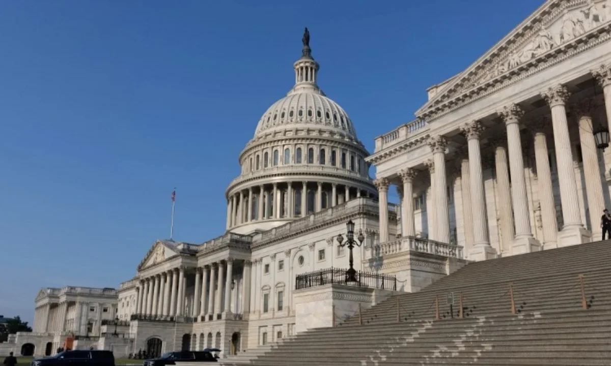 El Senado de Estados Unidos aprobó un acuerdo bipartidista que reanuda el financiamiento y pone fin al prolongado cierre gubernamental.