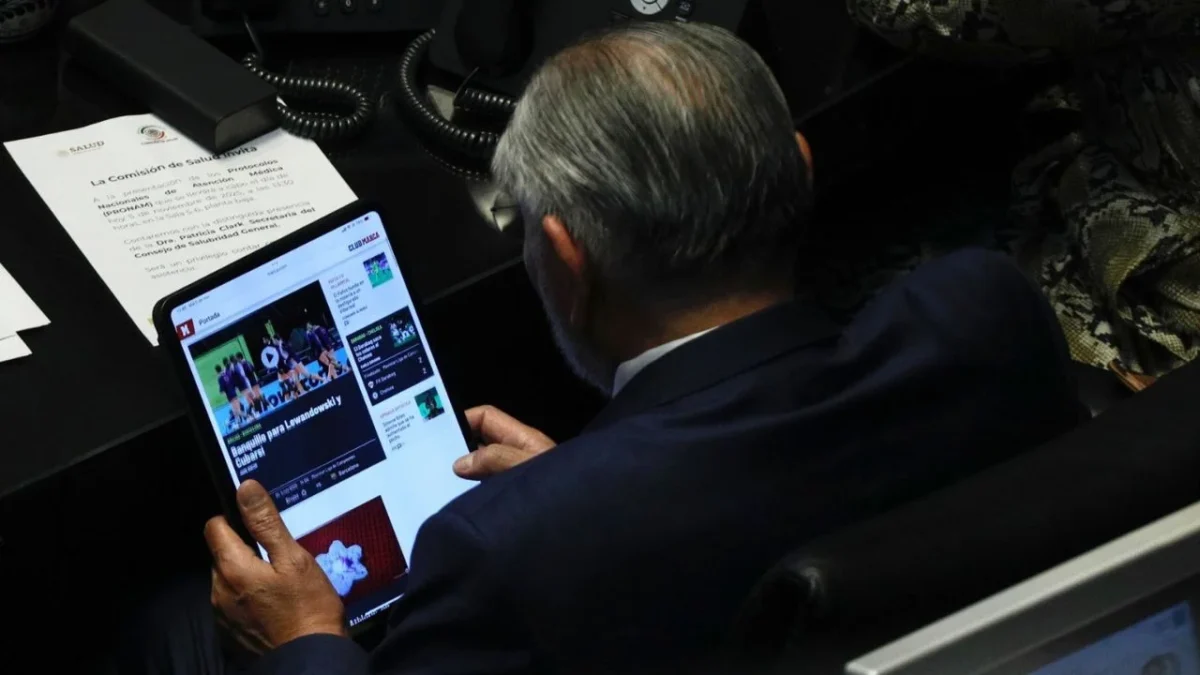 El personal de resguardo parlamentario limitó el espacio para los reporteros gráficos, luego de captar a Adán Augusto viendo la Champions.