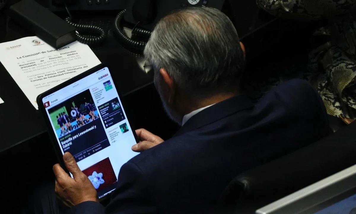 El personal de resguardo parlamentario limitó el espacio para los reporteros gráficos, luego de captar a Adán Augusto viendo la Champions.