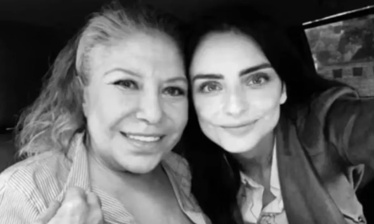 Aislinn Derbez pidió espacio para vivir el duelo por la muerte de su madre Gabriela Michel, junto a su familia y desde un lugar de amor. 