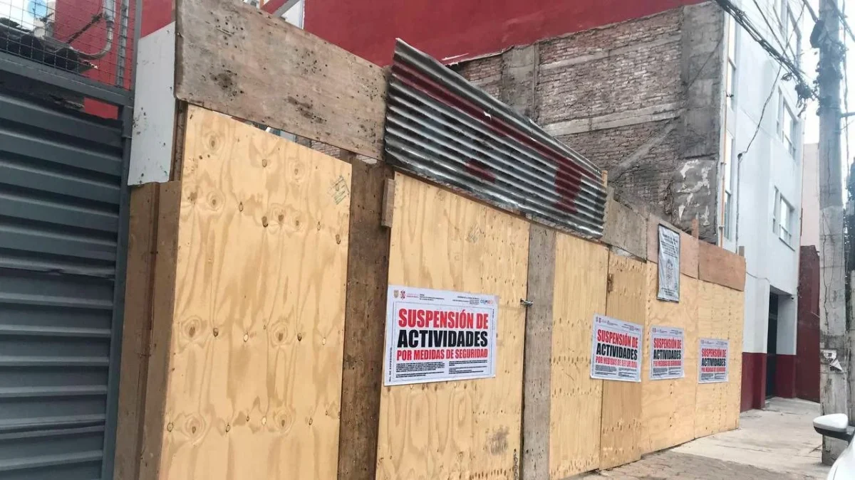 La alcaldía Coyoacán suspendió y clausuró obras que se realizaban en cuatro predios de la colonia Campestre Churubusco, tras denuncias.