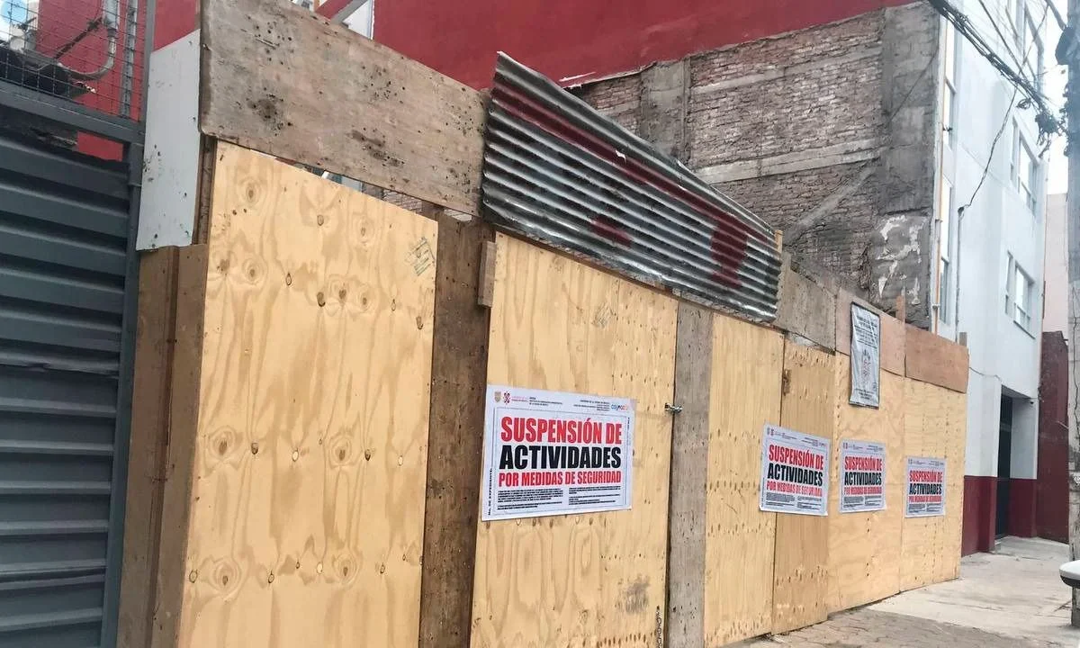 La alcaldía Coyoacán suspendió y clausuró obras que se realizaban en cuatro predios de la colonia Campestre Churubusco, tras denuncias.