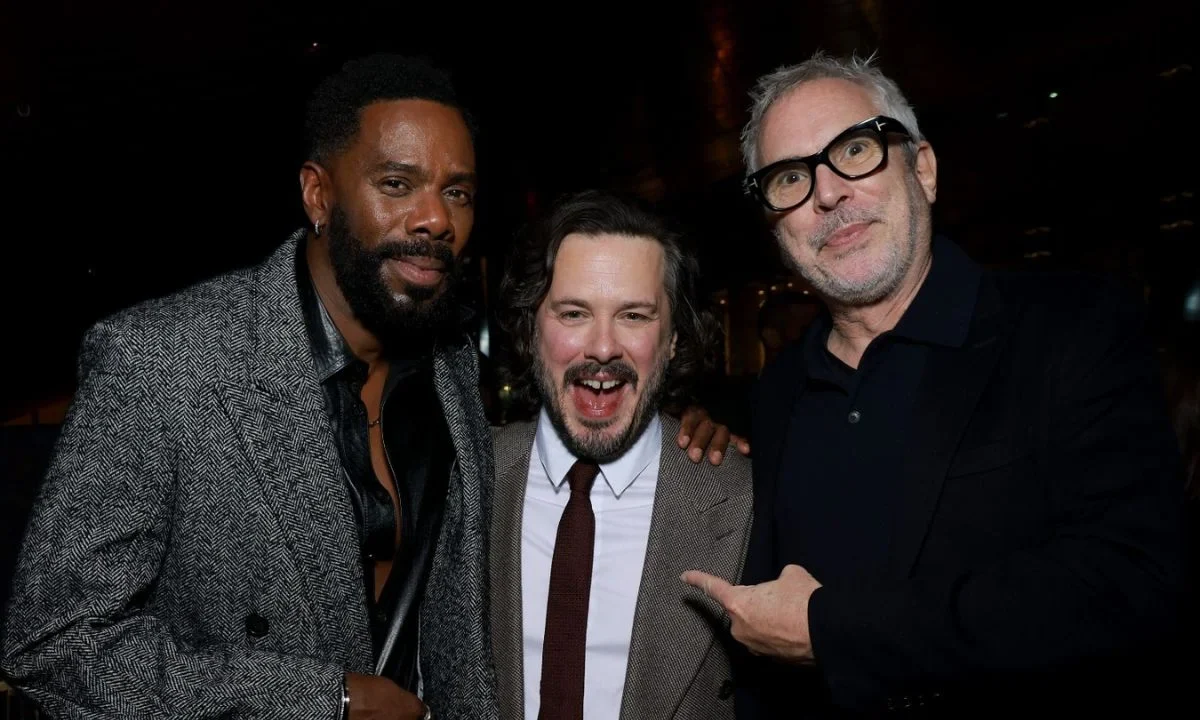 Alfonso Cuarón, cineasta mexicano, sorprendió al aparecer en la alfombra roja de la premiere de “El Sobreviviente” en Nueva York.