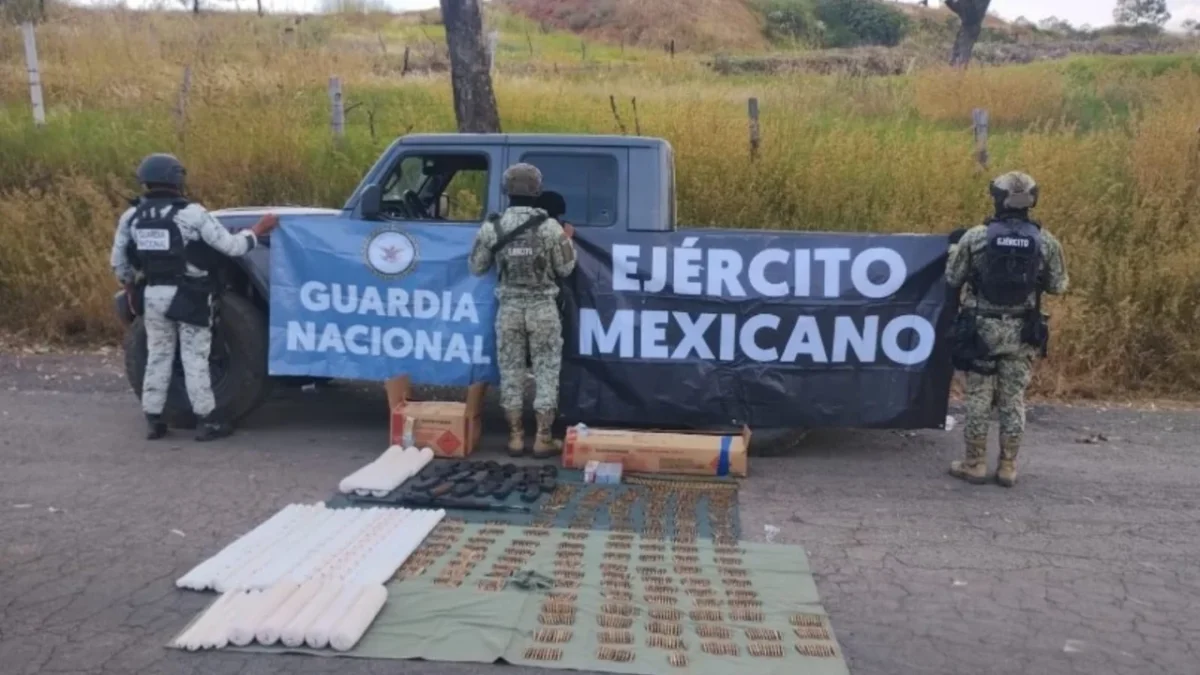 Elementos del Ejército y la Guardia Nacional decomisaron explosivos y armas en Cotija, Michoacán, como parte de labores de seguridad.