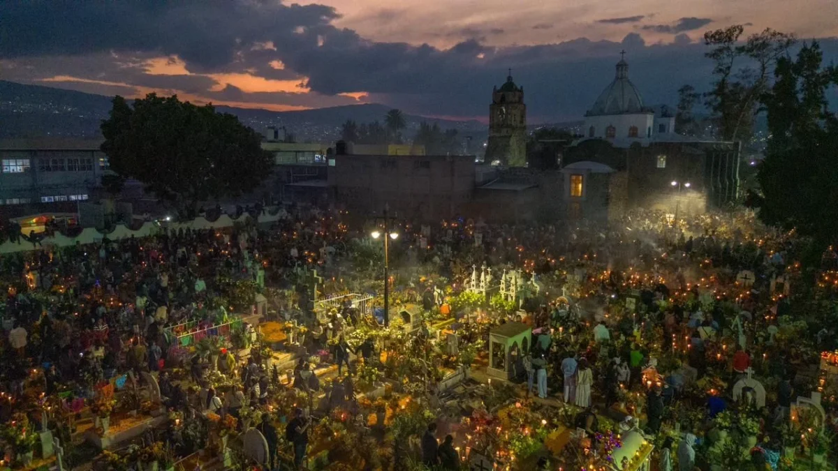 El panteón de San Andrés Mixquic reúne a miles de asistentes que buscan ser parte de la tradicional alumbrada por el Día de Muertos.