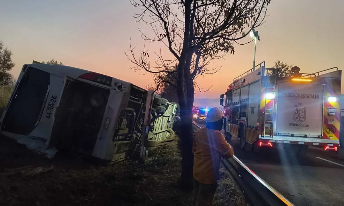 La volcadura de un autobús de pasajeros en la carretera Morelia-Pátzcuaro dejó al menos 10 fallecidos.
