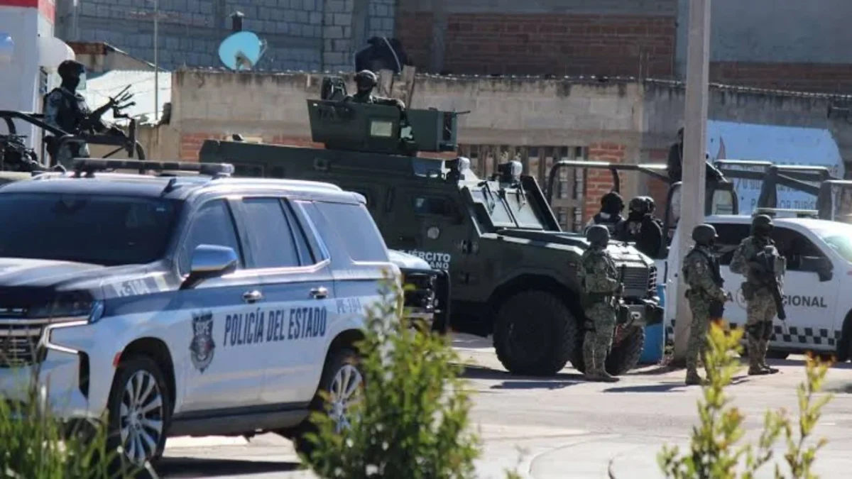 Elementos de la SSPE aseguraron una camioneta blindada, un arma corta y chalecos tácticos tras la balacera en Guachochi.