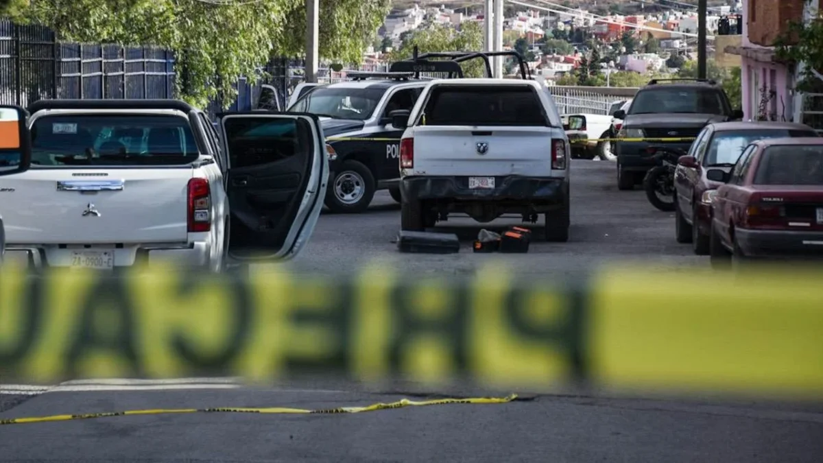 Sujetos armados asesinaron a tiros a un pasajero de taxi en la Calzada Ignacio Zaragoza, en la capital del estado de Puebla.