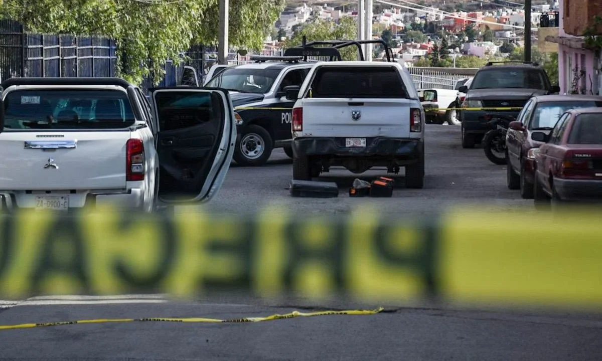 Sujetos armados asesinaron a tiros a un pasajero de taxi en la Calzada Ignacio Zaragoza, en la capital del estado de Puebla.