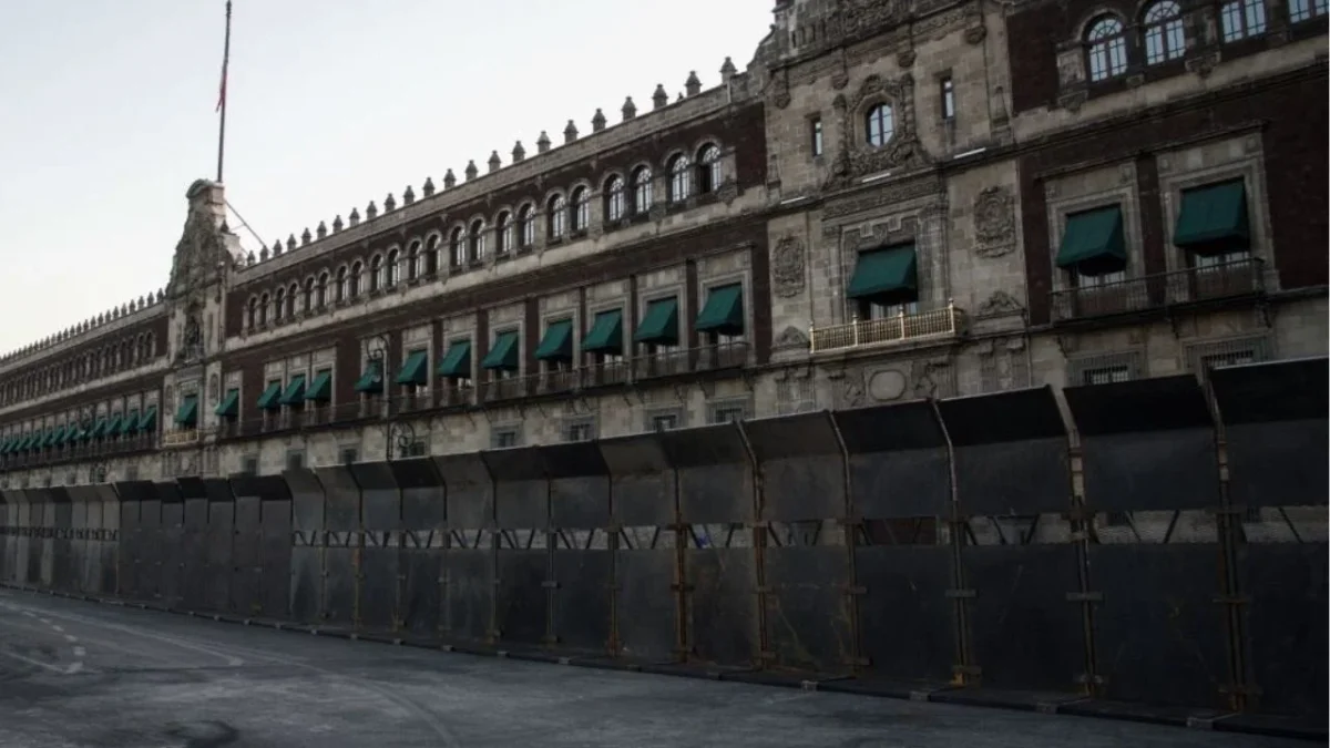 Cercan Palacio Nacional previo a marchas