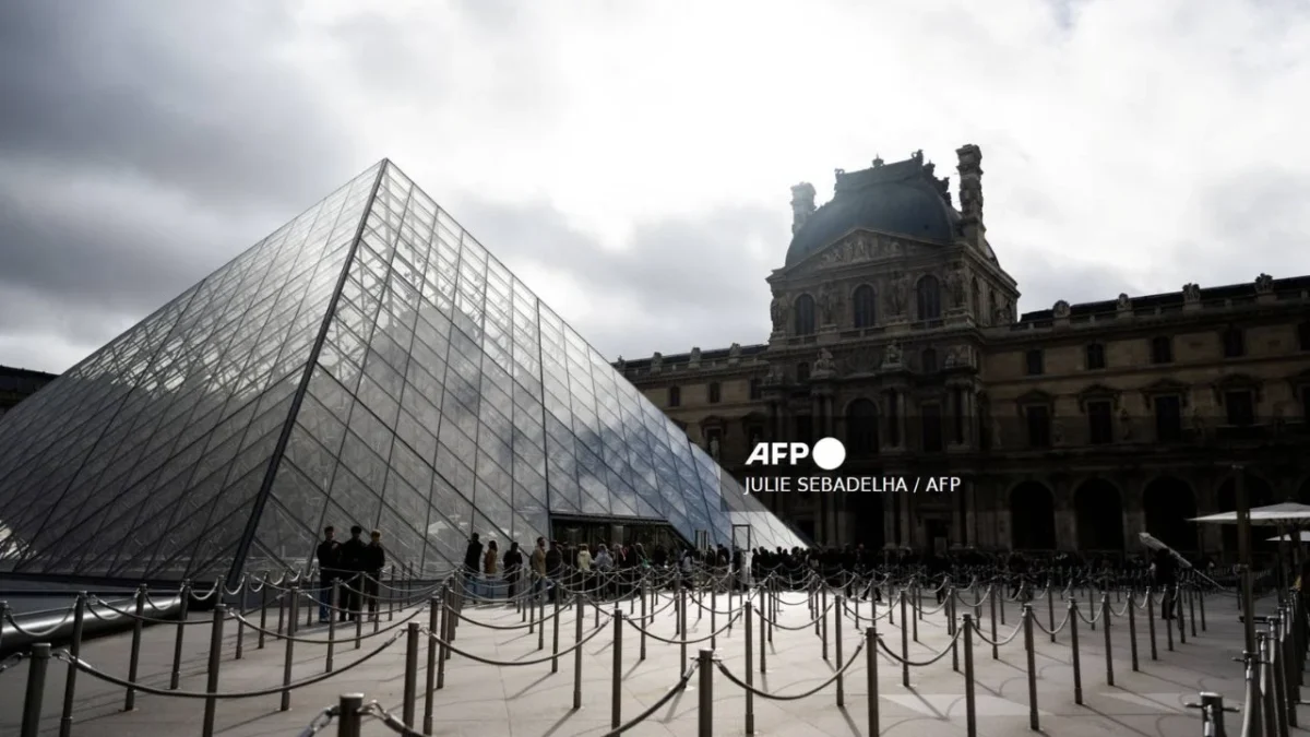 Un nuevo problema pesa sobre el museo del Louvre, directivos anunciaron el cierre de una de sus galerías al público 'por precaución'.