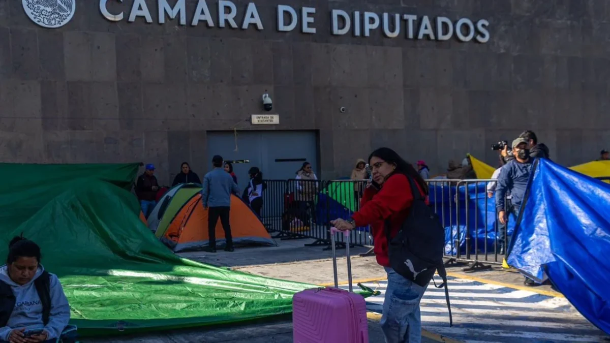 El bloqueo de la CNTE en San Lázaro provocó que personal administrativo, legisladores y visitantes no pudieran ingresar al recinto.