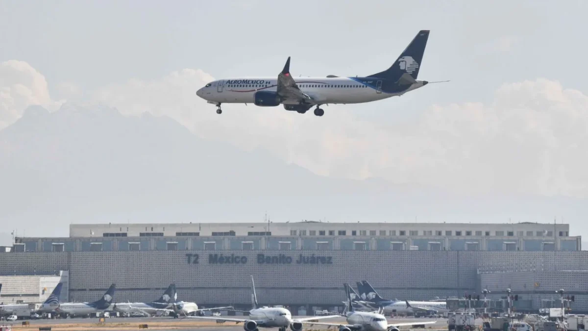 La Secretaría de Turismo registró el tránsito de 90.9 millones de pasajeros transportados en vuelos regulares en México.