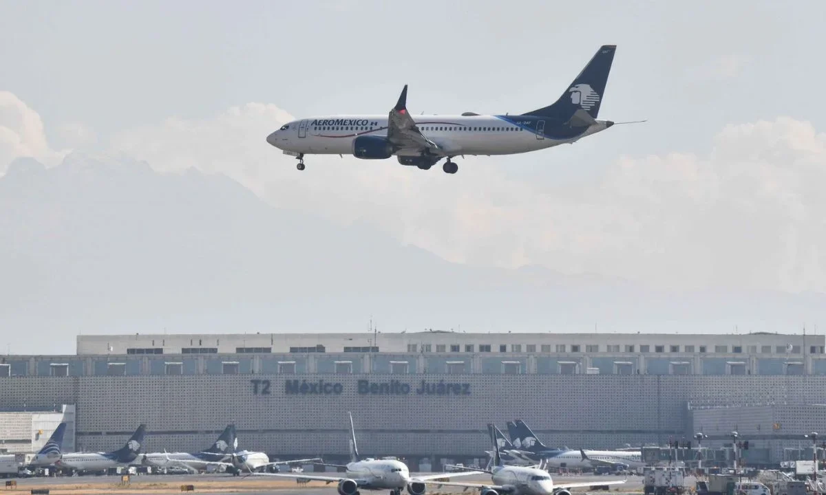 La Secretaría de Turismo registró el tránsito de 90.9 millones de pasajeros transportados en vuelos regulares en México.