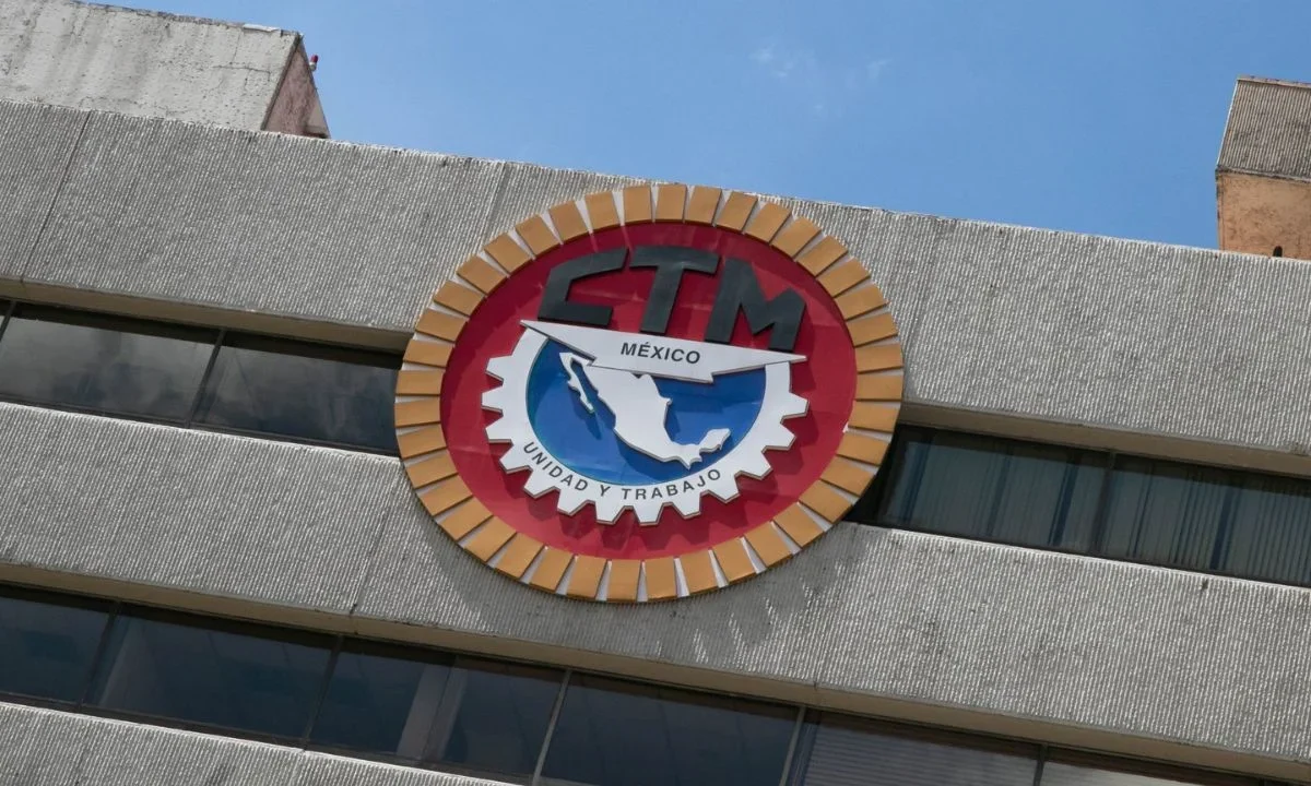 Trabajadores de la CTM y de la CATEM presentaron una denuncia en contra de Rafael Carvarín Ramírez, líder del Sindicato 20 de Noviembre.