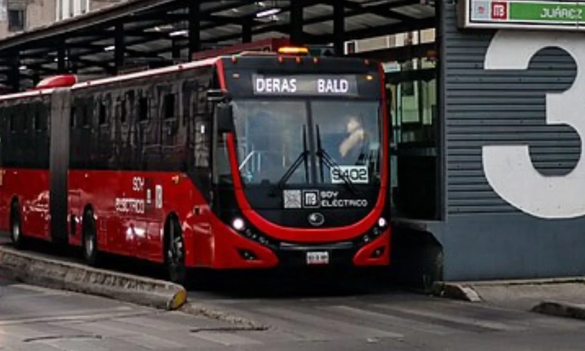 Unidad del Metrobús y una camioneta particular chocaron en la alcaldía Cuauhtémoc
