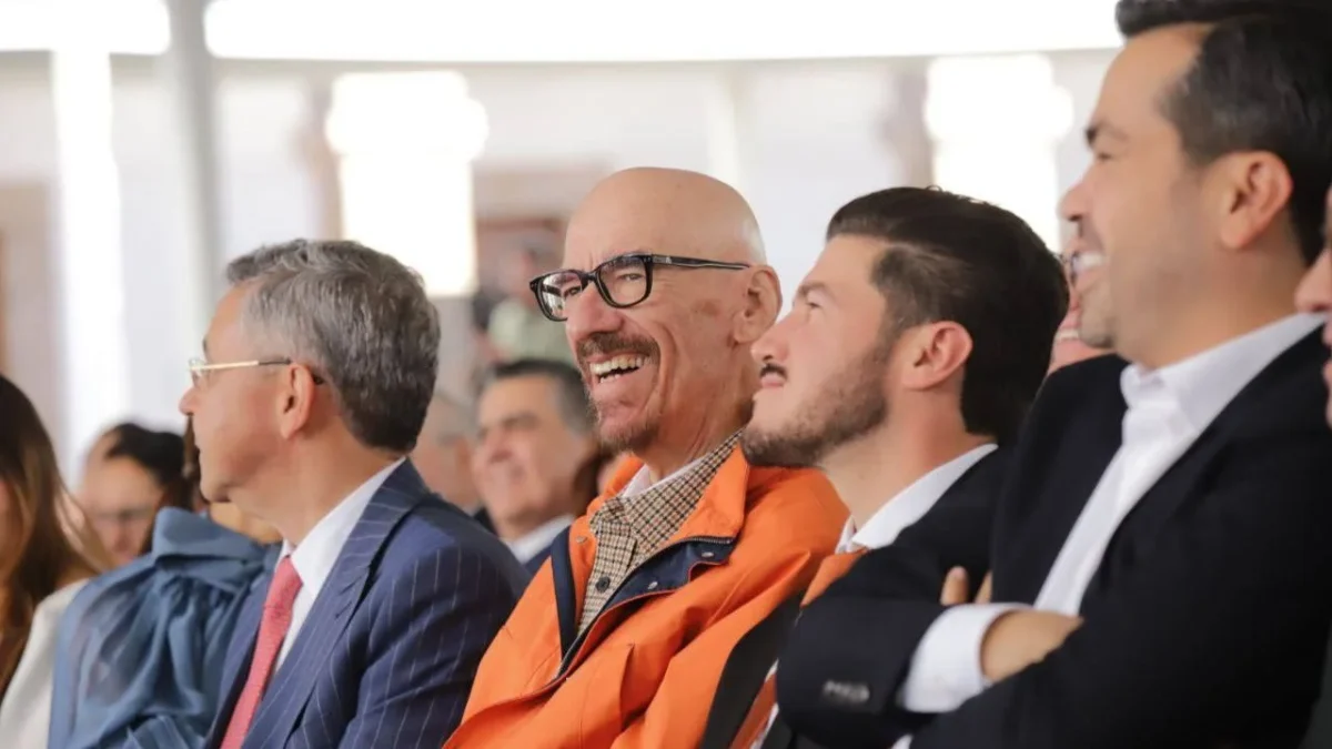 Dante Delgado se ubicó en primera fila junto al gobernador de Nuevo León, Samuel García y al dirigente de MC, Jorge Álvarez Maynez.