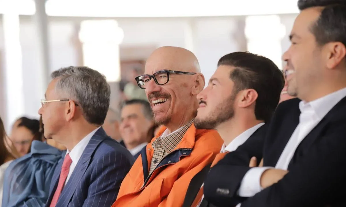 Dante Delgado se ubicó en primera fila junto al gobernador de Nuevo León, Samuel García y al dirigente de MC, Jorge Álvarez Maynez.