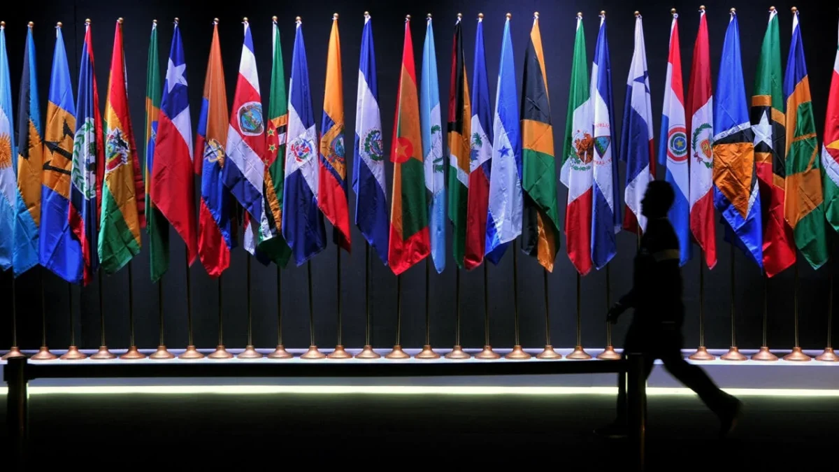 El secretario de Relaciones Exteriores, Juan Ramón de la Fuente, participó en la IV Cumbre CELAC-UE en Colombia, promoviendo paz y cooperación birregional.