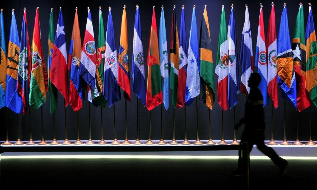 El secretario de Relaciones Exteriores, Juan Ramón de la Fuente, participó en la IV Cumbre CELAC-UE en Colombia, promoviendo paz y cooperación birregional.