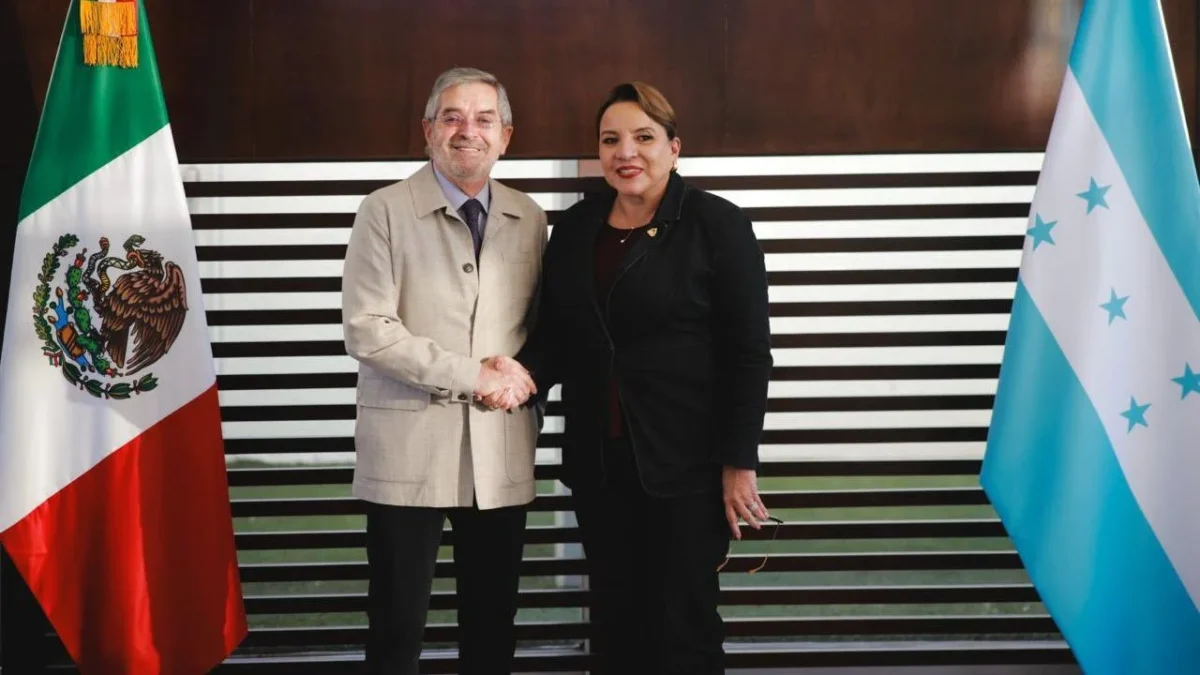 Este domingo arribó a México para una visita oficial, la presidenta de Honduras, Xiomara Castro, recibida por Juan Ramón de la Fuente.