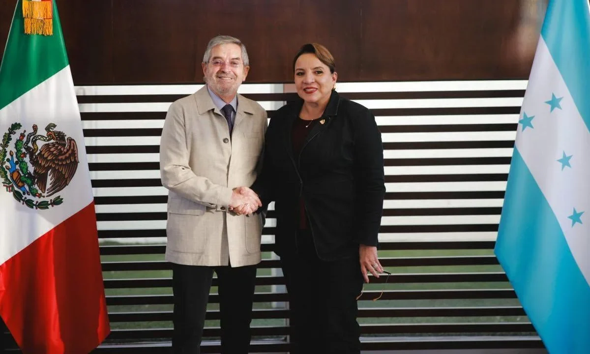 Este domingo arribó a México para una visita oficial, la presidenta de Honduras, Xiomara Castro, recibida por Juan Ramón de la Fuente.