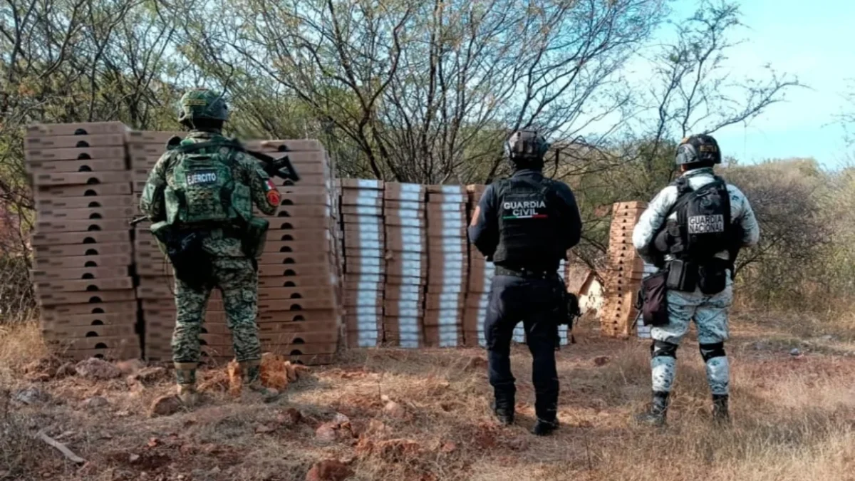 Elementos del Ejército y la Guardia Nacional localizaron cientos de computadoras portátiles abandonadas durante un operativo de seguridad en Arteaga.