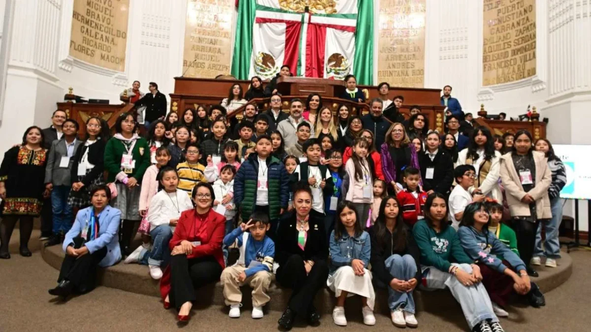 Niñas y niños entregan resultados de la CIJ 2024 al Congreso de la Ciudad de México, fomentando participación ciudadana.