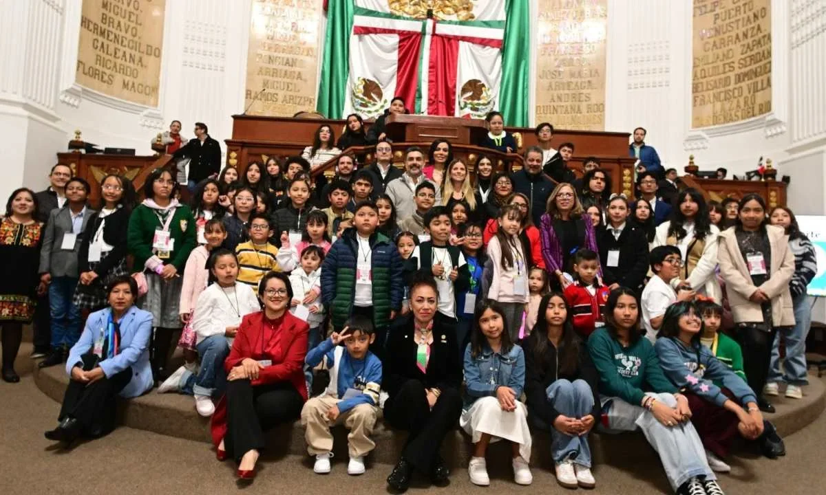 Niñas y niños entregan resultados de la CIJ 2024 al Congreso de la Ciudad de México, fomentando participación ciudadana.