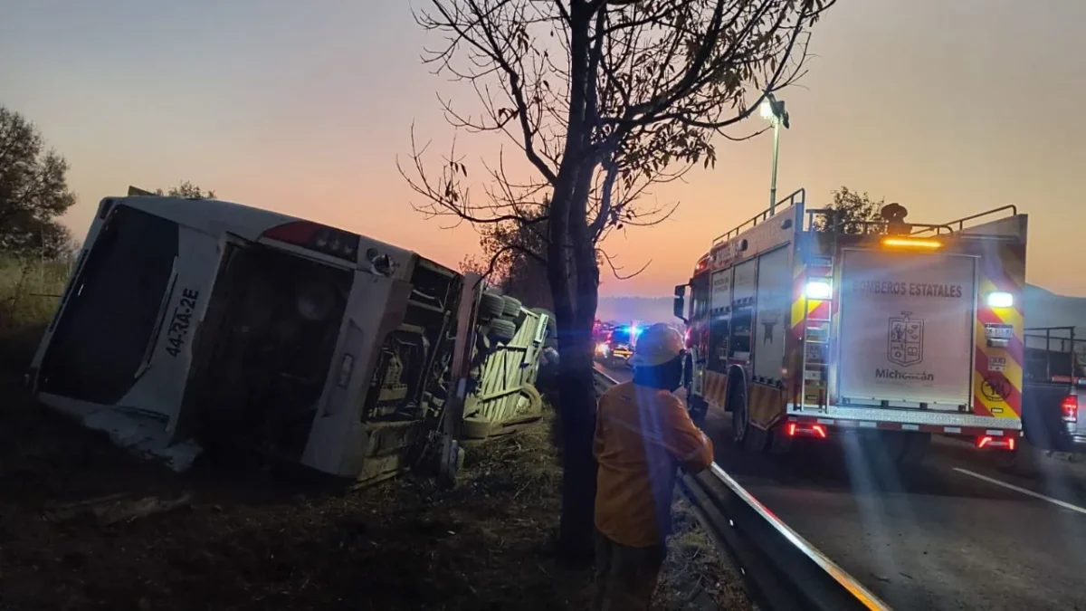 El conductor de la unidad, identificado como José Eduardo “N”, resultó lesionado, por lo que lo enviaron a un hospital local y se le detuvo.