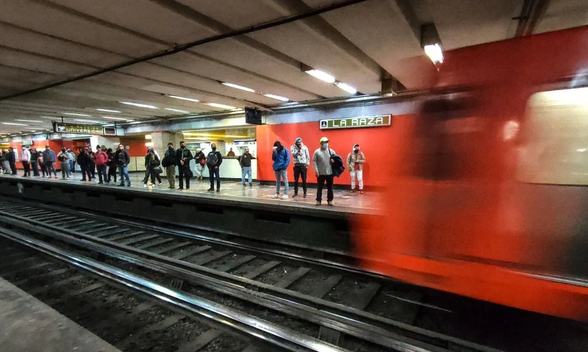 La detonación de petardos dentro del Metro de CDMX en la estación La Raza, surgió luego de una riña entre estudiantes, informó la SSC.