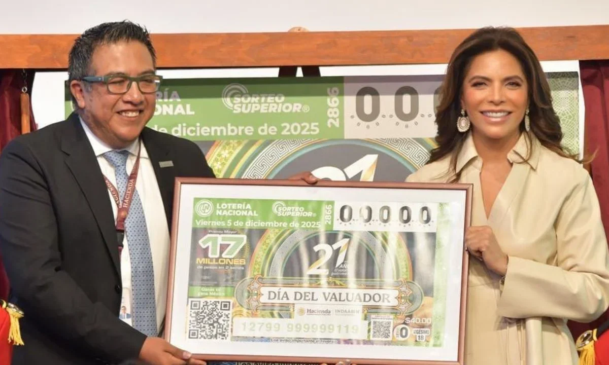Para celebrar el Día de los Valuadores la Lotería Nacional, en conjunto con el INDAABIN, develaron el billete conmemorativo.