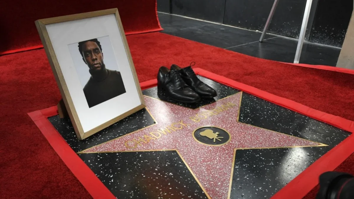 El fallecido actor estadounidense Chadwick Boseman, fue reconocido con una estrella póstuma en el Paseo de la Fama de Hollywood.