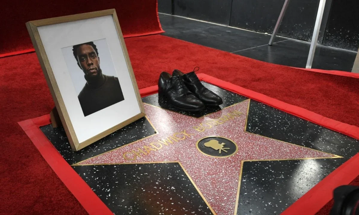 El fallecido actor estadounidense Chadwick Boseman, fue reconocido con una estrella póstuma en el Paseo de la Fama de Hollywood.
