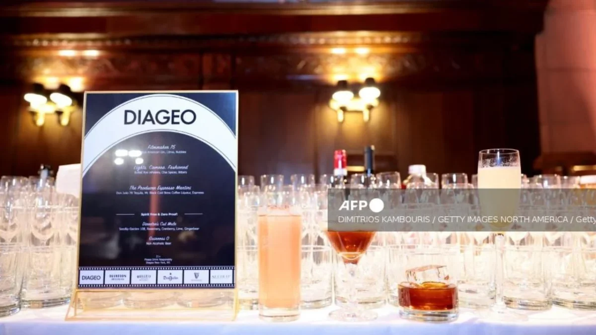 Diageo revisó a la baja sus previsiones de ventas y beneficios para el año fiscal 2026, tras bajas ventas en bebidas alcohólicas.