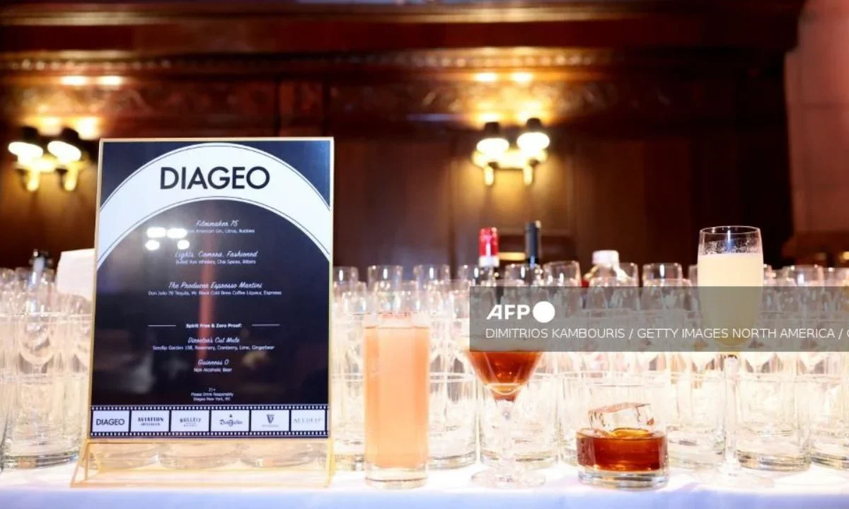 Diageo revisó a la baja sus previsiones de ventas y beneficios para el año fiscal 2026, tras bajas ventas en bebidas alcohólicas.