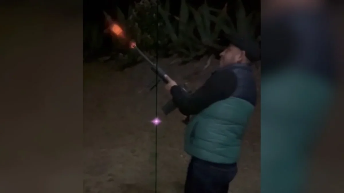 Revelan presunto video donde el regidor del ayuntamiento de Cuautepec de Hinojosa, amenaza, con arma en mano, al alcalde Jorge Hernández.
