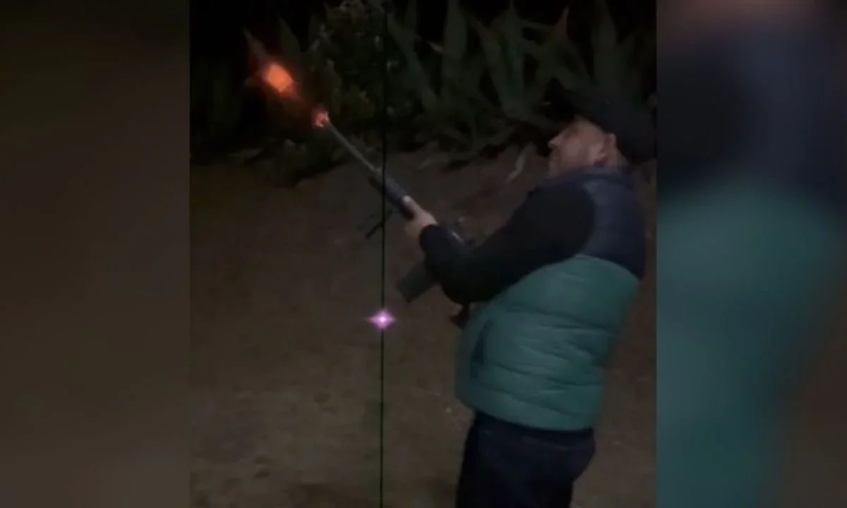 Revelan presunto video donde el regidor del ayuntamiento de Cuautepec de Hinojosa, amenaza, con arma en mano, al alcalde Jorge Hernández.