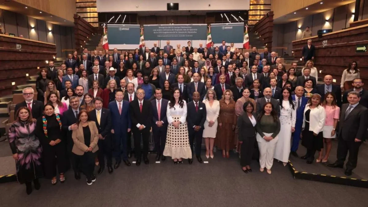 Diplomáticos sostienen reunión con diputados en el recinto de San Lázaro.
