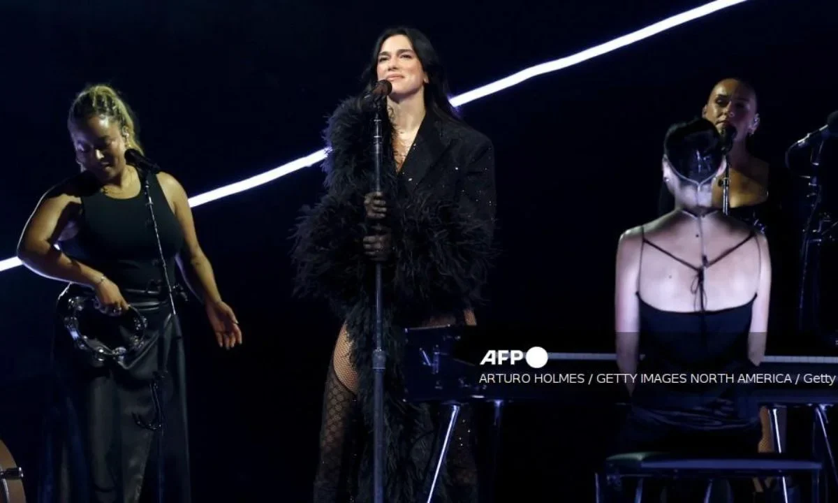 Dua Lipa llegó a Chile para su concierto en el Estadio Nacional y sorprendió a los asistentes al cantar ‘Tu falta de querer’ de Mon Laferte.