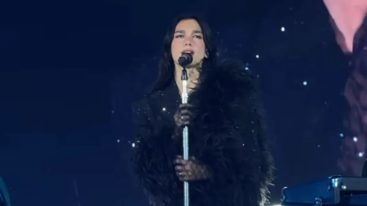Dua Lipa interpretó “Antología”, balada de Shakira del álbum Pies Descalzos