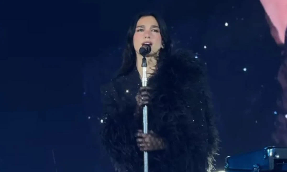 Dua Lipa interpretó “Antología”, balada de Shakira del álbum Pies Descalzos
