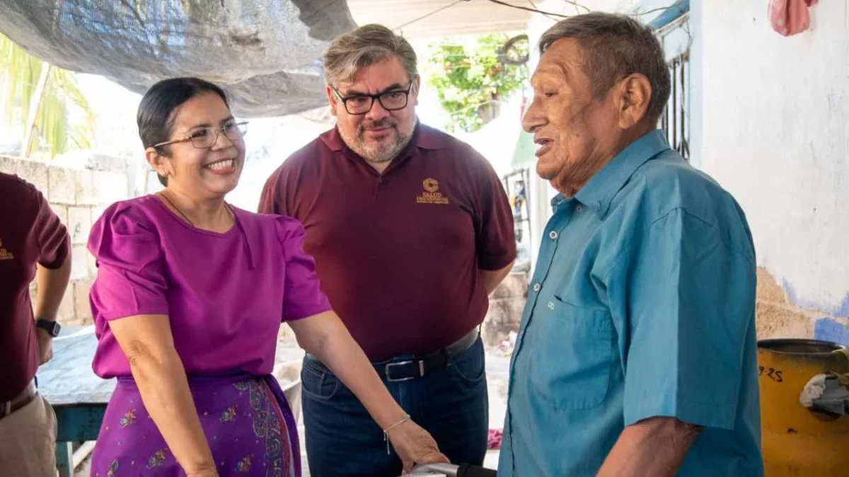 La secretaria de Salud de Campeche, Josefa Castillo Avendaño, entregó aparatos funcionales a campechanos de escasos recursos.